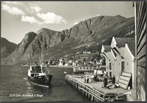 Nær 1200 norske postkort, nær alle er stedskort i storformat. mange sort/hvit kort.