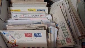 Skokartong med brev, FDC och vykort från diverse länder