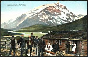 Jotunheimen/Valdres. Drøyt 650 postkort, hvorav 50 i småformat. Storformatkortene er i både svart/hvit og i farger.