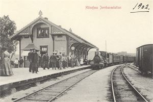 Jernbane Hönefoss Jernbanestation (NK1115) med tog og folk.  UB