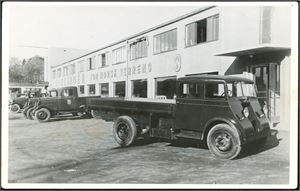 Flott bil utenfor butikken "...nar Kjøsrød" (Ragnar Kjølsrød?). Sommeren 1927. K-2