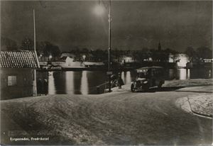 Postkort kjøretøyer FREDRIKSTAD fergestedet med gammel buss (ØF) A6 s/h (J.A. Jensen un) ubrukt