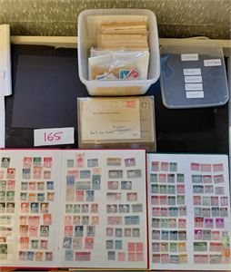 2 innstikksbøker Norge og USA, isboks med serier Øst-Europa og noen brev. Vekt 2,1 kilo