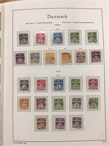 Danmark Samling i Leuchtturm SF album 1933-1999 stemplet.  Bra besatt til 1990.  Medf. Tjeneste, Avisporto, postferge soldatmrk. Porto gebyr   Over 1000 merker oppgitt verdi ca 15000.-