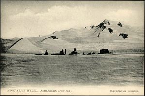 Mount Alice Wedel Jarlsberg med en liten ekspedisjon i forgrunnen. K-1