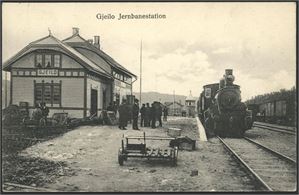 Bergensbanen. Samling med nær 150 postkort med motiver fra Ørjenviken til Finse i album. Ca 110 er i småformat.