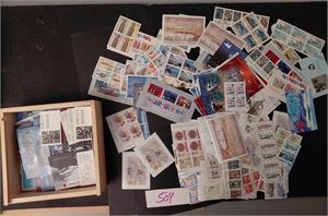 FÆRØYENE Enorme mengder miniark, hefter og andre dubletter i tre-eske. Her må være mange tusen i katalogverdi. Ypperlig til utstykking