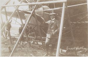 Fly Løytnant Dons med Marinens 1. Aeroplan.  Foto av Dons og maskinen tatt i 1912.  Info skrevet på kortet