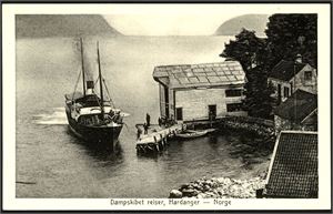 Ca 450 norske postkort i små format, hvor nær 400 er stedskort. De fleste er turistmotiver.