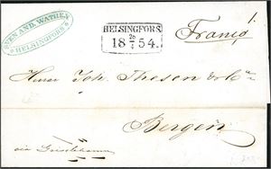 Brevomslag stemplet "Helsingfors 28.4.1854" og sendt til Bergen. Påskrevet "Franco" samt "via Grislehamn" på forsiden. Transittstemplet "Stockholm 1.5.1854" på baksiden. En litt kraftig horisontal arkivbrett.