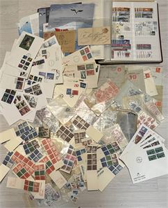 Kasse med flere land, mye Norden inkl masse automathefter Sverige, julekort med julemerker og bra Finland. Vekt 10,8 kilo