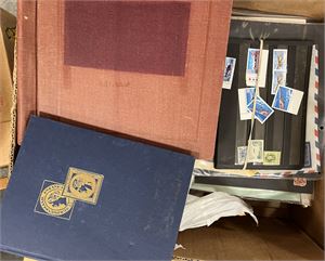 Kasse Banankasse med album og samlinger "Hele Verden"