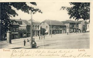 Vestfold Larvik, Torvet (Ingen utgiverdata). Udelt bakside, småf. s/hv.  Stpl. Fredriksværn 23-XII-05.  Fin kvalitet!