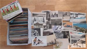 Lot ca 700 kort, hvorav ca 500 småf. Salig blanding av stedskort, jul, romantikk, mest norske. Grei kvalitet.