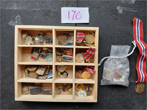 JAKKEMERKER, PINS OG MEDALJER Diverse i liten tre-eske. Ser ut til å være en del fra Sovjet. Noen OL1994-pins i egen pose