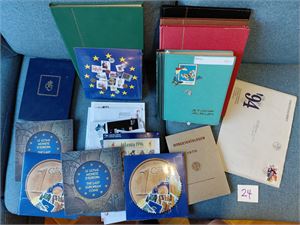 Siste rest fra dødsbo med noe Norge uten de store gleder, diverse i innstikksbøker (mest Norge), noen samlesett og filatelistiske brev. Vekt 7,9 kilo