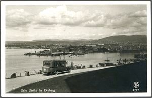 Kristiania/Oslo. Bjørvika, Ekeberg samt noen få mot Nordstrand. 190 postkort i to album. 170 er i småformat.