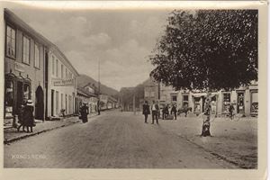 Kongsberg (Abel,276) UB småf.  Flott gatemotiv på kort med høy fotokvalitet