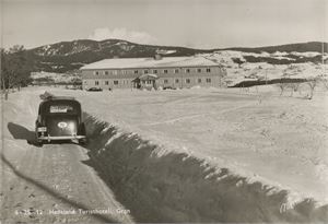 Postkort kjøretøyer GRAN Hadeland Turisthotell med bil D-1198 (OP) A6 s/h (Normann 6-25-12) brukt 1955