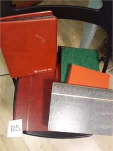 REKVISITA-INNSTIKKSBØKER/VISIRALBUM 32 siders bok med svarte ark + 4 små bøker og australsk visiralbum. Vekt 4,7 kilo