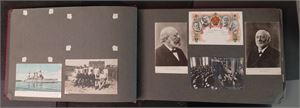 KONGEFAMILIEN/PATRIOTKORT i gammelt kortalbum fra ca 1905 opp til dagens kongepar. I alt 129 kort og et foto. Baksider ikke sjekket, kortene er satt inn med fotohjørner