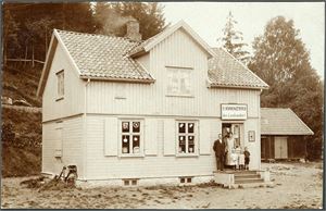 A. Kvakkestad, Ass Landhandleri. Butikk i Solbergfoss i anleggstiden. (Askim). K-1