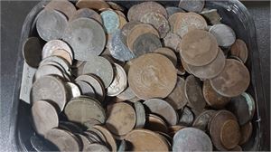 Parti äldre brons-kopparmynt, en del intressanta men väldigt slitna. Cirka 2kg