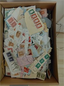 Stor skoeske med 2,2 kg klipp, spredd over mange år. Usjekket