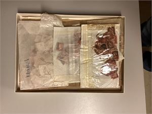 England Eske med One Penny RED Victoria, delvis på ark for oppsett