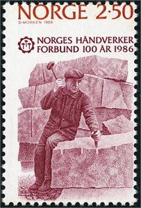 992. Kr 2,50 Norges Håndverker Forbund. To merker, hvorav et på brev, begge med variant "Forskjøvet perforering" (i ulik grad).