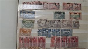 IRAK insticksbok med stämplade dubbletter, bland annat en del tjänstemärken