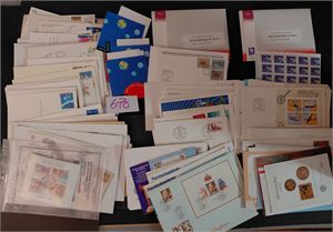 Dødsbo med noen brev og kort, miniark, 2 permer FDC og en god del postfriske hefter. Vekt 4,5 kilo