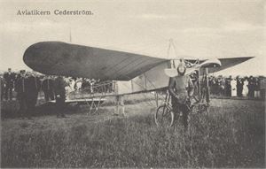 Fly Aviatikeren Cederstrøm foran sitt fly. Postgått fra Lillestrøm 22.12.1911 småf. S/H