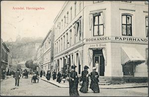 Arendal. 175 postkort i småformat i album.