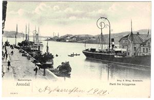 ARENDAL PARTI FRA BRYGGERNE (Berg & Høeg 101974). Viser skipene Motala, Excellensen, Lyngør og Trafik. Brukt 1909