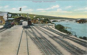 Kongsvinger Jernbanestation.  Kolorert kort UB (NK,514)  Tog, damp og Splittflagg !