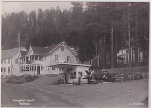 Buskerud Rødberg, Grandgård Hotell  (UB S/H Storf) med biler og Bensinstasjon