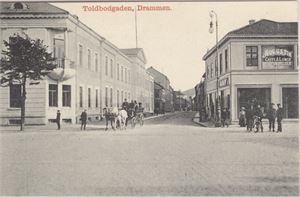Toldbogaden, Drammen (E.Jacobsen, 224) UB småf. Med Hestedrosje og Cafe Augustin
