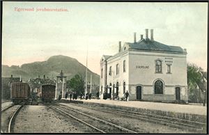 Ca 210 postkort i småformat, der 100 er norske stedskort. God geografisk spredning, og flere fine innslag, bl.a. fra Rjukam og Bodø.