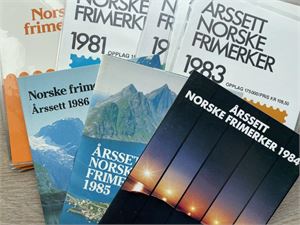 Norske årssett 1980 x3, 1981, 1982, 1983 x2 og 1984-86 + isboks full av klipp. Vekt 1,1 kilo