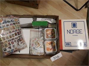 Full banankasse med noe kilovare, diverse merker i esker og noen tomme album/innstikksbøker. Vekt 10,4 kilo