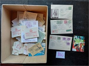 SVERIGE - HEFTER Mengder stemplet og postfriske i eske. Oppgitt pålydende SEK 2296. Også noen få FDC og noen få norske hefter. Vekt 1 kilo
