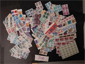 Masse postfriske merker i plastboks. Ser ut til å være mest 80-90-tallet