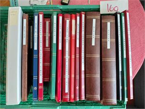 AFRIKA Masse merker, mest i innstikksbøker. Noen plansjer og brev, ikke nøye sjekket av oss. Vekt 16,1 kilo