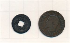FRANKRIKE - MYNT 10c Napoleon III fra 1855 + en annen utenlandsk mynt