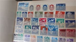 Kartong med diverse samlingar i flera insticksböcker, bland annat mycket Ryssland