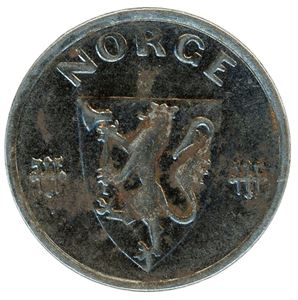 5 øre 1945 i jern. Noe rust, spesielt rundt Løven. 1