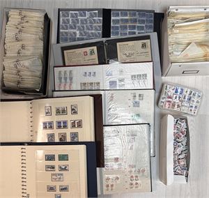 Kasse med album, bunter, dubletter, posearkiv etc. Vi begynner forsiktig, vekt 15,5 kilo
