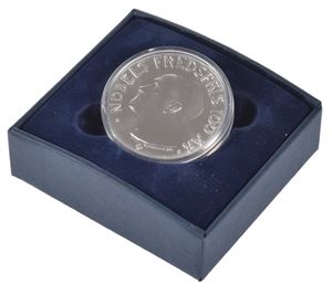 Sølv 100 kr 2001, «Nobels fredspris 100 år». 3 stk mynter 33,6 gram .925 sølv. Kv. 0, i kapsel