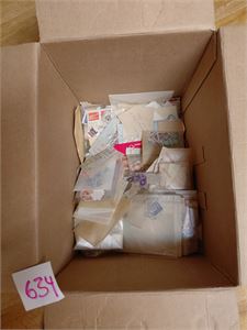 Kasse med tusenvis av merker i poser, bokser og esker. Ikke gjennomgått av oss, her kan være hva som helst. Vekt 4,4 kilo